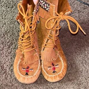 Minnetonka Moccasin Boots-7.5